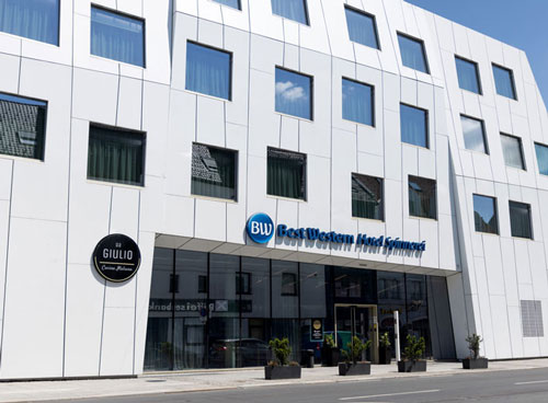 Best Western Hotel Spinnerei Linz Eingang des Best Western Hotel Spinnerei mit GIULIO Restaurant & Bar bei Tag