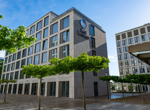 Best Western Hotel Wiesbaden Modernes Best Western Hotelgebäude bei Tag, mit Bäumen im Vordergrund.